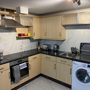 פודסי Convenient 2 Bedroom Ground Floor Apartment With Parking In Leeds Exterior photo