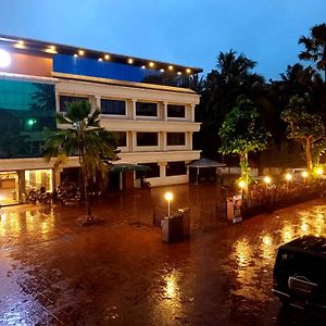 Kunnamkulam Liwa Tower Hotel & Business Center Exterior photo