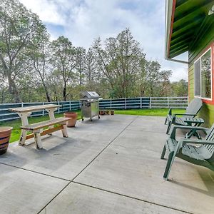 Charming Grants Pass Cottage With Patio And Gas Grill! Exterior photo