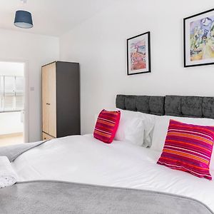 Haversham Impressive 4 Bed House Sleeps 8 Private Parking, Fast Wifi 2X Smart Tvs Netflix & Foosball, Business Travellers Relocaters Leisure Welcome Exterior photo