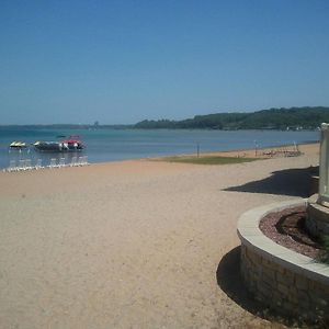 טראוורס סיטי First Class Suite On East Grand Traverse Bay Exterior photo