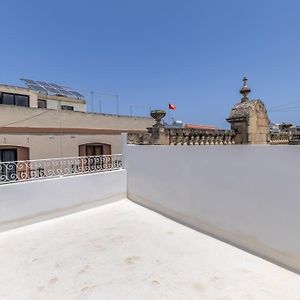 דירות Town House In The Heart Of Luqa - Close To Malta International Airport Exterior photo