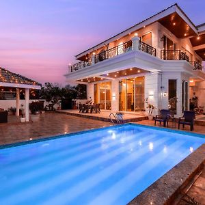 לונבלה Stayvista'S Ivory Grandeur - Valley-View Villa With Outdoor Pool, Lawn Featuring A Gazebo & Machan Exterior photo