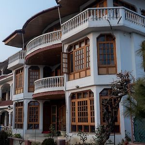 Srīnagar Hotel Akbar At Dal Lake Exterior photo