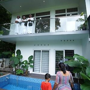 קוטאיאם Ultra Modern Glass House With Large Swimming Pool And Garden Exterior photo