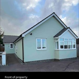 Felton  Green 3 Bed Bungalow With En-Suite And Parking Exterior photo