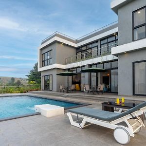 נאסיק Casa Boho By Stayvista - Contemporary Design, Farm-View, Swimming Pool & Indoor Games For A Chic Retreat Exterior photo
