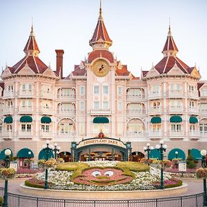 שסי Disneyland Hotel Exterior photo