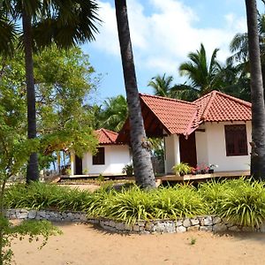 קלפיטייה Nirukthie Beach Resort & Restaurant Exterior photo