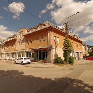 Székesfehérvár Hotel Vadaszkuert Superior Exterior photo