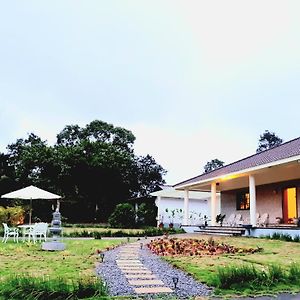Sringeri Villa Wodeyarmutt Tropical Luxury Living Exterior photo