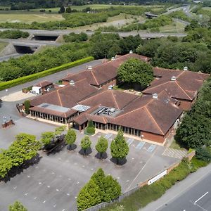 מלון Doubletree By Hilton Newbury North Exterior photo