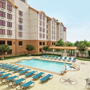 Hampton Inn & Suites Dallas-מסקיט Exterior photo