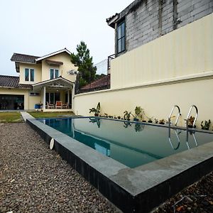 Cikundul Villa Puncak Kota Bunga, Swarna Villa Swimming Pool Exterior photo