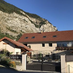 Le Glaizil Le Rocher Des Ducs, Vue Sur Montagne Avec Parking Voiture Et Motos Exterior photo