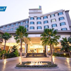 פיטסנולוק The Grand Riverside Hotel Exterior photo