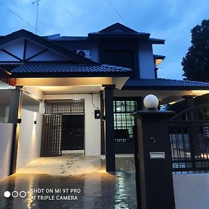 New 55 Homestay Corner Lot Spacious House In Bukit Bakri מואר Exterior photo