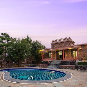 אודייפור Wild Orchid By Stayvista, A Hill-View Villa With A Swimming Pool, Spacious Lawn & A Gazebo For A Perfect Getaway Exterior photo
