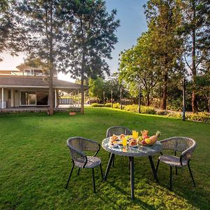 נאסיק Stayvista'S Silver Grove - Serene Haven With Expansive Lawn & Terrace Exterior photo