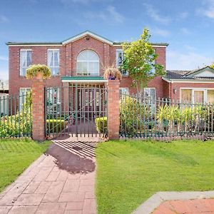 Narre Warren South Prized Home Away From Home In Enviable Location Exterior photo