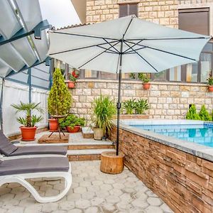 דירות Al Atshanah La Kava 1-Br Apt With Terrace In Ain Aar Exterior photo