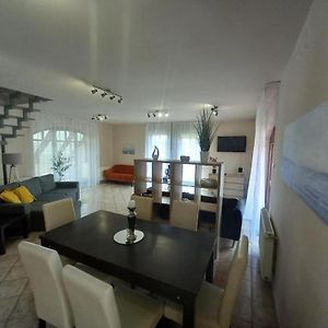 דירות Lujza Apartman Goedoello Exterior photo