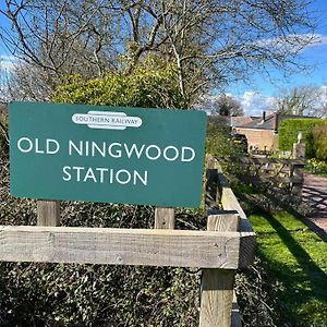 לינה וארוחת בוקר Brook  Old Ningwood Station Bed & Breakfast, Ningwood, Isle Of Wight Po41 0Tg Exterior photo