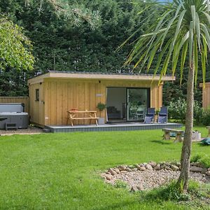 Toppesfield Luxury Silver Birch Lodge: Hot Tub/Bbq/Fire Pit Exterior photo