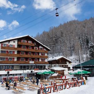 סאס פה Hotel The Larix Ski-In Ski-Out Exterior photo