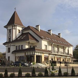 לבוב Status Hotel Exterior photo