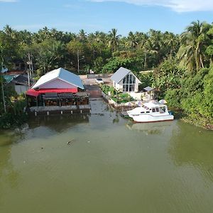 סוראט תאני Boat House Marina Restaraunt And Homestay Exterior photo