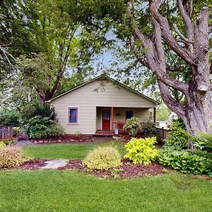 Weaverville Grove Cottage Room photo