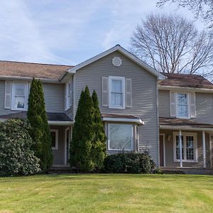 הוילה Howland Corners Maplewood Farmhouse Exterior photo