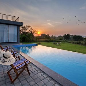 נאסיק Stayvista'S Villa Meer - Lakeview Villa With Spacious Pool & Terrace For Stargazing Exterior photo