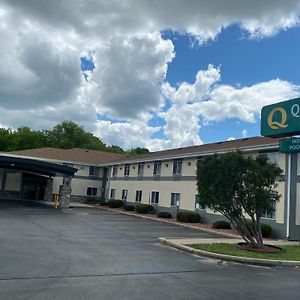 West Bend Quality Inn & Suites Exterior photo