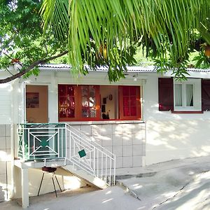 דסהייס Maison De 2 Chambres Avec Jardin Clos Et Wifi A Deshaie Exterior photo
