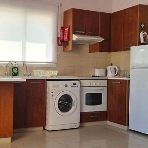 דירות בורוקליני Flat In Larnaka Exterior photo