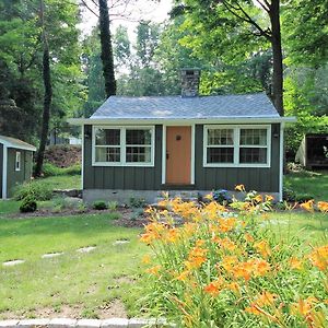 East Hampton The Little Nest Cottage At Lake Pocotopaug Exterior photo