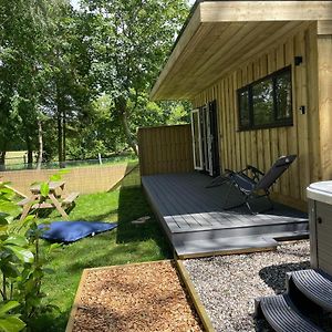 Toppesfield Luxury Chestnut Lodge With Hot Tub And Games Room Exterior photo