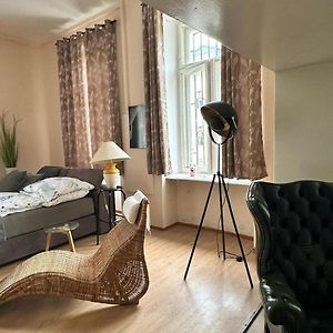 אנברג - בוכהולץ Gemutliche Suite Mit King-Size Bett Und Essbereich Im Zentrum Wlan Tv Exterior photo