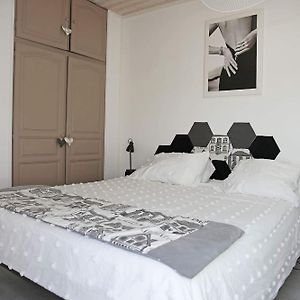 מלון Ferques Chambre Triple Sdb Privee Cuisine, Salon Et Coin Repas Partage Exterior photo