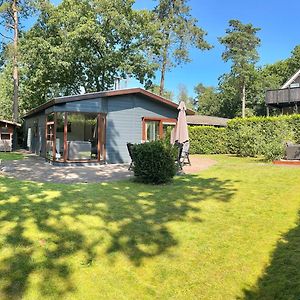 הוילה Dubbele Chalet Op Recreatiepark Topparken Op De Veluwe In Beekbergen Met Grote Vrije Tuin En Eigen Parkeerplaats Exterior photo