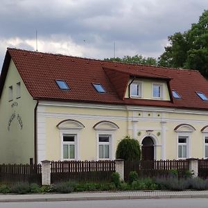 מלון Neznasov Zamecka Posta Penzion Exterior photo