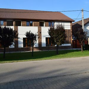 מלון וסס Airport Karoly Central Exterior photo