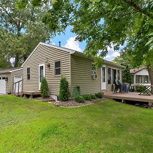 הוילה Lindstrom Lakefront, Wildlife Cabin Retreat - Pelican Bay Cabin Exterior photo