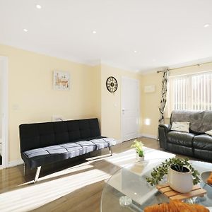 הוילה אמרשם Heathrow, 3Bed 3Bath Sleeps X8, Parking X2 , Garden Exterior photo