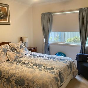 סוון היל Home Stay Queen Room With Shared Bathroom Exterior photo