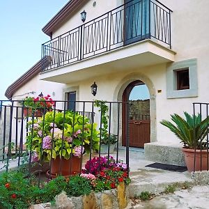 מונטאלבאנו אליקונה Albergo Diffuso Montalbano Borgo Antico - La Casetta Del Vento Exterior photo