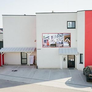 ווינר נוישטאדט Nava Motel & Storage Exterior photo