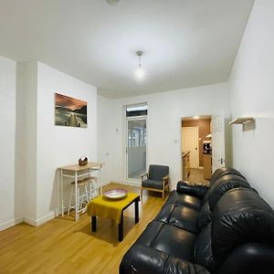 הוילה Spacious 4-Bed House In קובנטרי Exterior photo